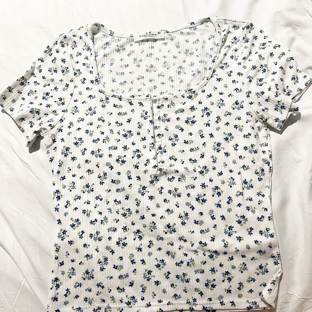 Basic White Top W/ Blue Flowers / Medium